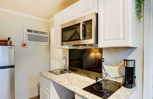 Thackerville Cabin | Cozy Oklahoma Cabin w/ Fire Pit, Bar & Gas Grill!