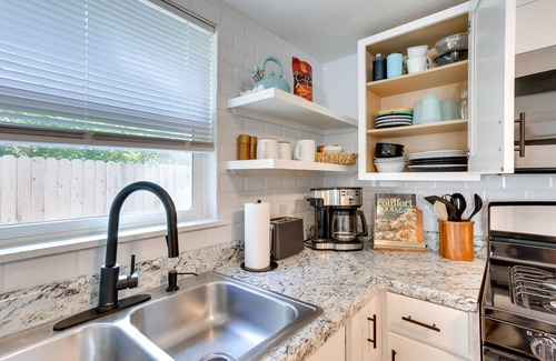 Norman Cottage | Charming Oklahoma Escape with Covered Patio for Families