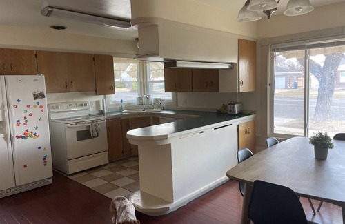 Logan House | Welcoming Home Near Campus, Ideal for Kids and Pets