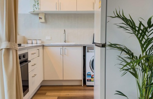 Wembley Apartment | Cozy on Herdsman | 10 Mins to City & Beach