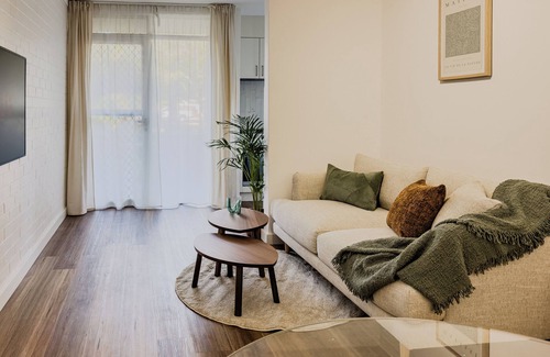 Wembley Apartment | Cozy on Herdsman | 10 Mins to City & Beach