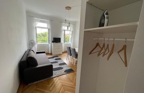 Stuwerviertel Apartment | Inviting Park View Apartment with Wheelchair Access
