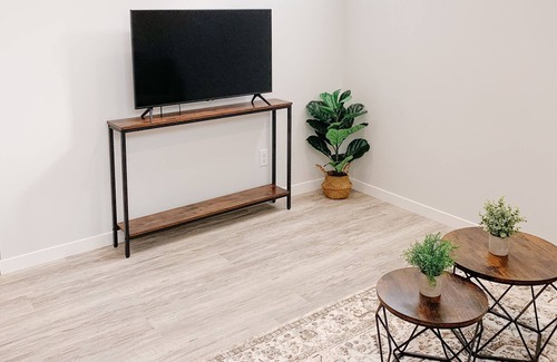 Cochrane House | Highly Rated One Bedroom Basement Suite for Families