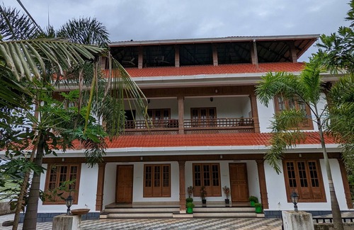 Irinjalakuda Villa | Charming One-Bedroom Villa Overlooking Paddy Fields
