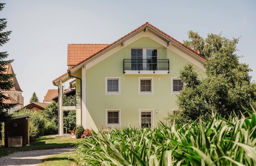 Wurding Apartment | Inviting One-Room Apartment with Balcony & Breakfast Included