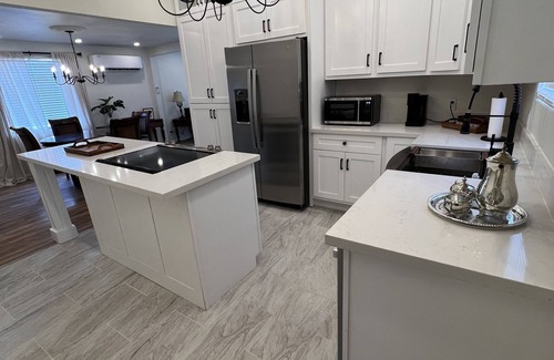 Globe House | Cozy Ocean View Retreat with Spa & Family-Friendly Amenities