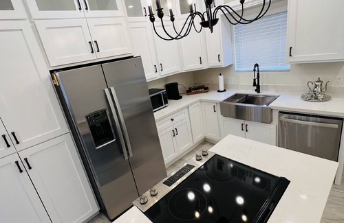 Globe House | Cozy Ocean View Retreat with Spa & Family-Friendly Amenities
