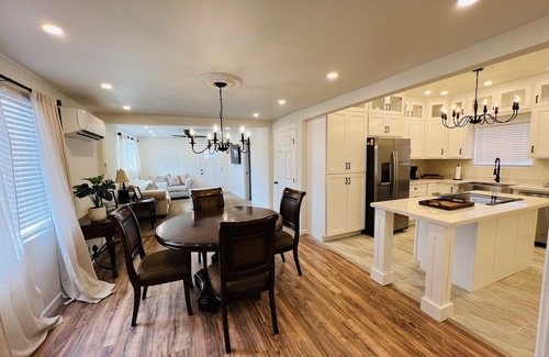Globe House | Cozy Ocean View Retreat with Spa & Family-Friendly Amenities