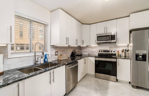 Victorian Village Condo | Inviting OSU/Short North 2B Condo with Spa & Parking