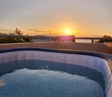 Calodyne House | Relaxing Pavilion with Rooftop Jacuzzi - Jolly's Rock