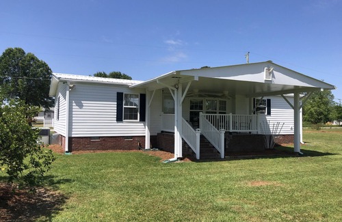 Summerton House | Tranquil 3-Bed Retreat with Pool and Lake Views