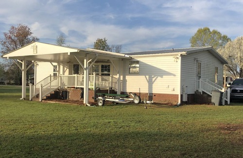 Summerton House | Tranquil 3-Bed Retreat with Pool and Lake Views