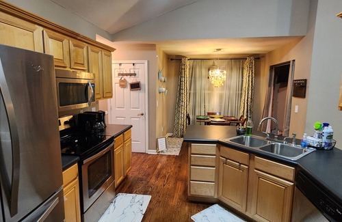 Greer House | Tranquil Retreat for 10 near GSP Airport with Ocean Views