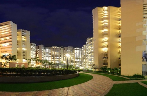 Noida Apartment | Relaxing Retreat with Spa, Pool & Breakfast Included