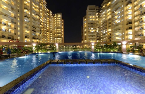 Noida Apartment | Relaxing Retreat with Spa, Pool & Breakfast Included