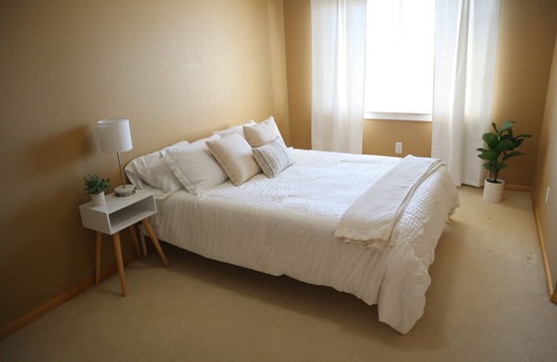 Woodbury House | Serene Spring Suburban Escape with King Bed & Gym Access