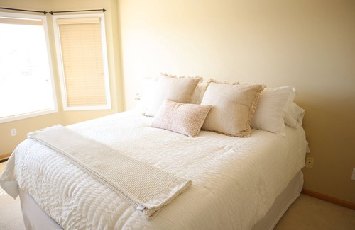 Woodbury House | Serene Spring Suburban Escape with King Bed & Gym Access
