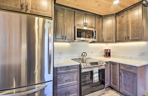 New Vineyard Cabin | Tranquil Waterfront Cabin Retreat on Porter Lake
