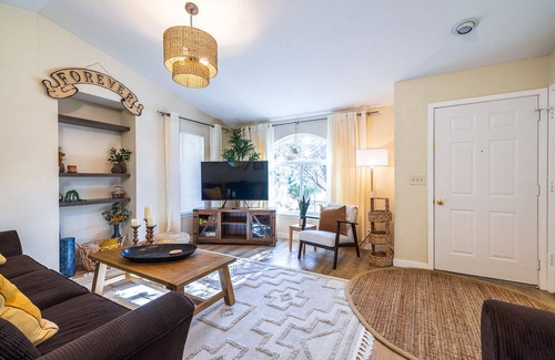 Mountain View House | Pet-Friendly Retreat: 3bd, 2ba Home in Bend with Breakfast