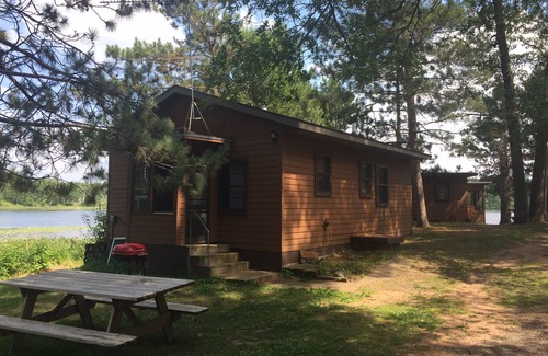 Danbury Cabin | Rustic Pine Cabin Retreat by the Lake with Kitchen Access
