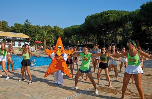Baia Domizia Ski Chalet | Relax at Belvilla by OYO Baia Domizia Camping Resort