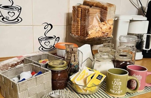 Kozani Apartment | Pet-Friendly Getaway with Breakfast and Kitchen Access