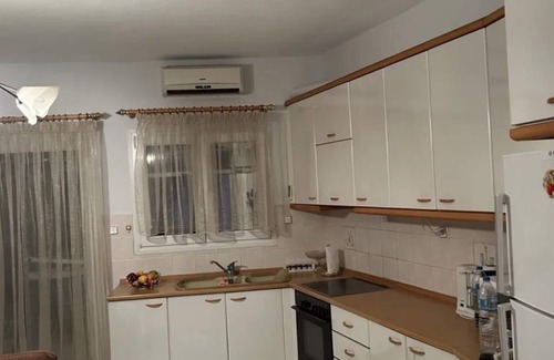 Kozani Apartment | Pet-Friendly Getaway with Breakfast and Kitchen Access