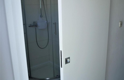 Dugopolje Apartment | Inviting Oceanfront Retreat with Child-Friendly Amenities