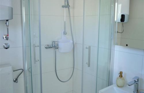 Dugopolje Apartment | Inviting Oceanfront Retreat with Child-Friendly Amenities