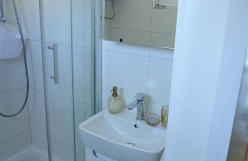 Dugopolje Apartment | Inviting Oceanfront Retreat with Child-Friendly Amenities