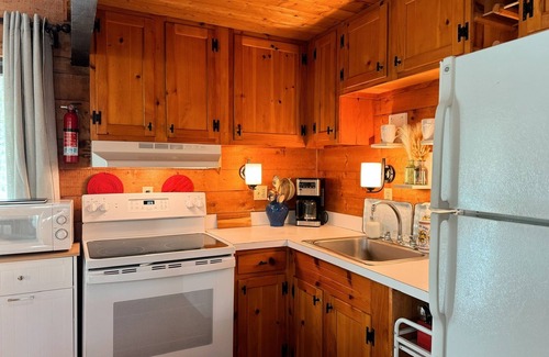 Wellfleet Cottage | Inviting Cape Cod Beach Retreat: Family-Friendly & Close to Shore