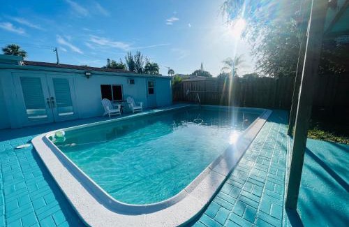 Margate House | Vibrant Pool-House Retreat with 3 Bedrooms & Pet-Friendly