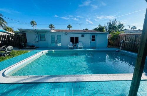 Margate House | Vibrant Pool-House Retreat with 3 Bedrooms & Pet-Friendly
