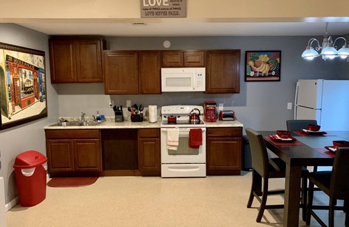 Conyers House | Inviting 3-Bedroom Apartment with Pool & Hot Tub Amenities