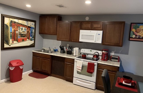Conyers House | Inviting 3-Bedroom Apartment with Pool & Hot Tub Amenities