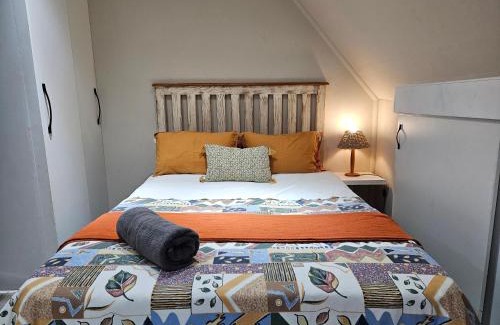 Somerset East Apartment | Charming Private Bachelor Flat with Cozy Fireplace
