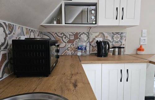 Somerset East Apartment | Charming Private Bachelor Flat with Cozy Fireplace