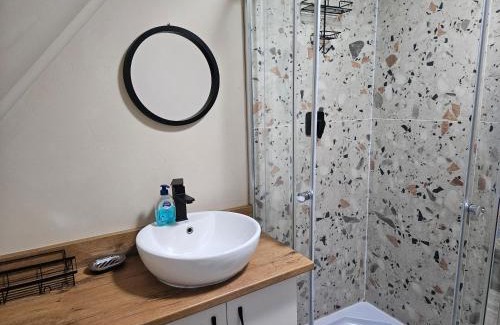 Somerset East Apartment | Charming Private Bachelor Flat with Cozy Fireplace