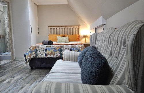 Somerset East Apartment | Charming Private Bachelor Flat with Cozy Fireplace