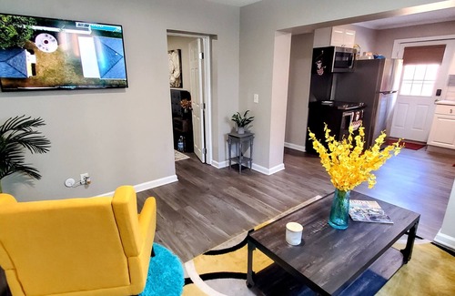 Hurwood Heights Condo | Charming Duplex Retreat Near Downtown with Lake Views