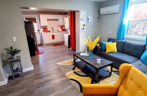 Hurwood Heights Condo | Charming Duplex Retreat Near Downtown with Lake Views