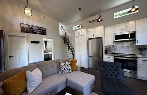 Jacksonville Cottage | Private Family Ranch Cottage Near Vineyards & Applegate Lake