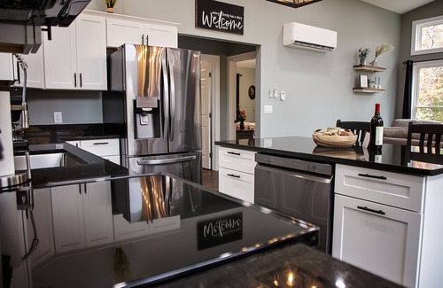 West Union Cabin | Intimate Retreat for Couples with Spa and Hot Tub Amenities