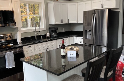 West Union Cabin | Intimate Retreat for Couples with Spa and Hot Tub Amenities