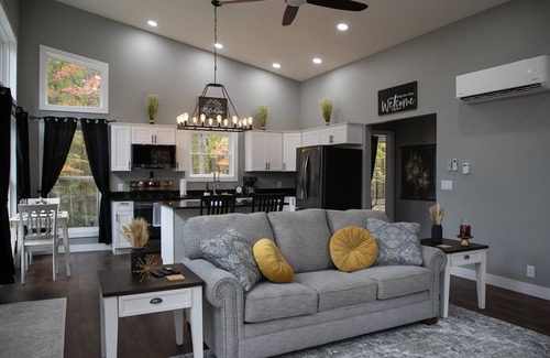 West Union Cabin | Intimate Retreat for Couples with Spa and Hot Tub Amenities