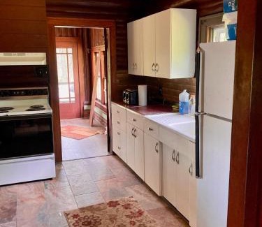 Hale House | Cozy Private Log Cabin on acreage