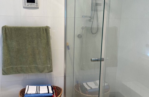 Dubbo House | Cozy Private Room - Twin Bedroom with Private Garden - Pet Friendly