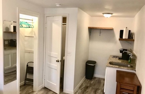 Lower Greenville House | Cozy Private Studio Near SMU with Kitchen & Parking