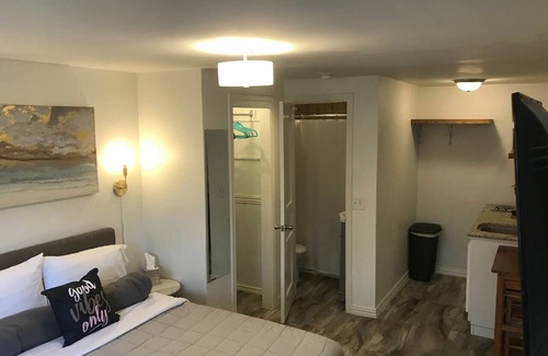 Lower Greenville House | Cozy Private Studio Near SMU with Kitchen & Parking