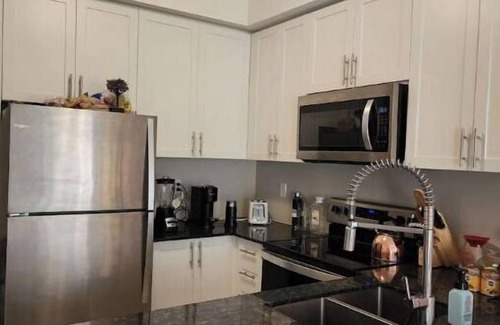Lawrence Heights Hotel | Convenient Toronto Retreat with Free Parking & WIFI